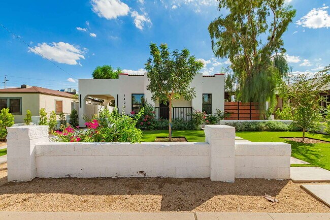 Building Photo - Gorgeous 2-Bed, 2-Bath duplex in the Garfi...
