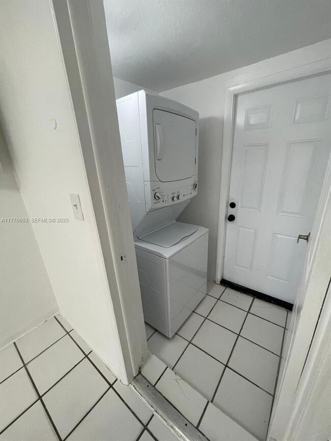 Foto del edificio - 2431 Plunkett St