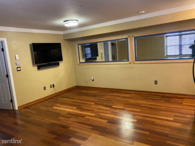 Building Photo - 1 br, 1 bath Condo - 3214 8th St SE 5 Unit 5