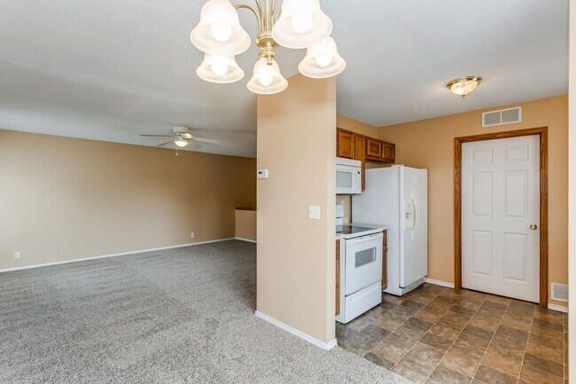 Building Photo - Super sized 3 bedroom townhouse