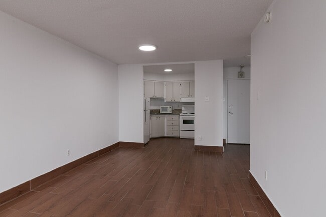 Building Photo - 2285 Saint-Mathieu Street