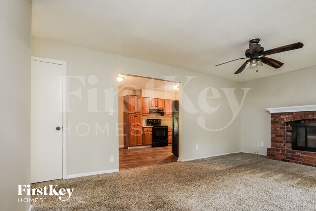 Foto del edificio - 706 N Redwood Dr