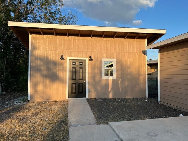 Building Photo - 6 Bedroom 3 bath in San Antonio (1 bedroom...