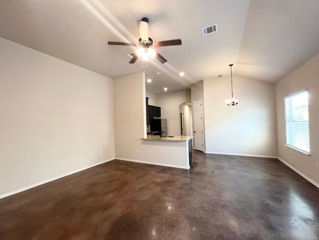 Building Photo - Luxury 3/2 duplex in NBTX