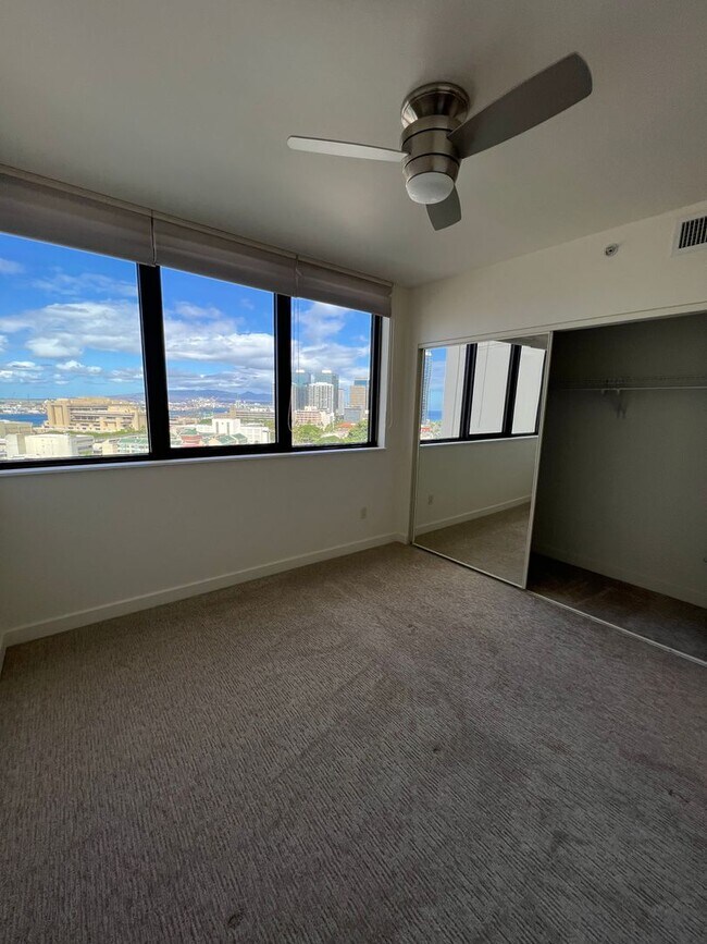 Building Photo - 1 bed, 1 bath in Kakaako with covered park...