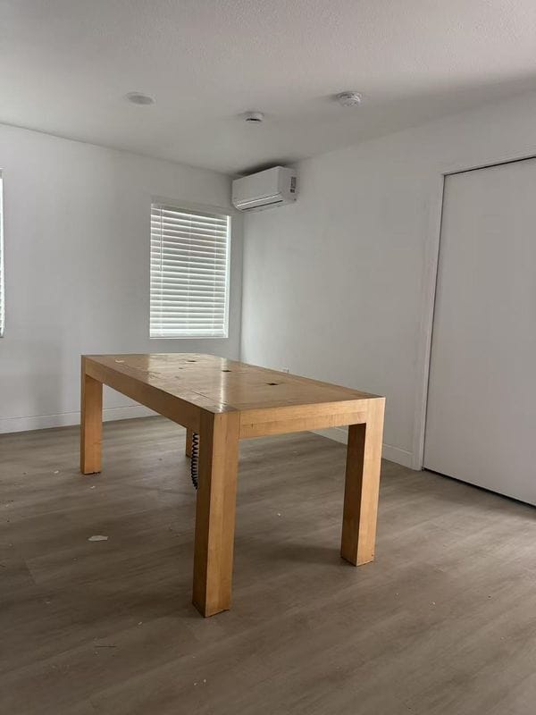 Foto del edificio - 301 W 1st St