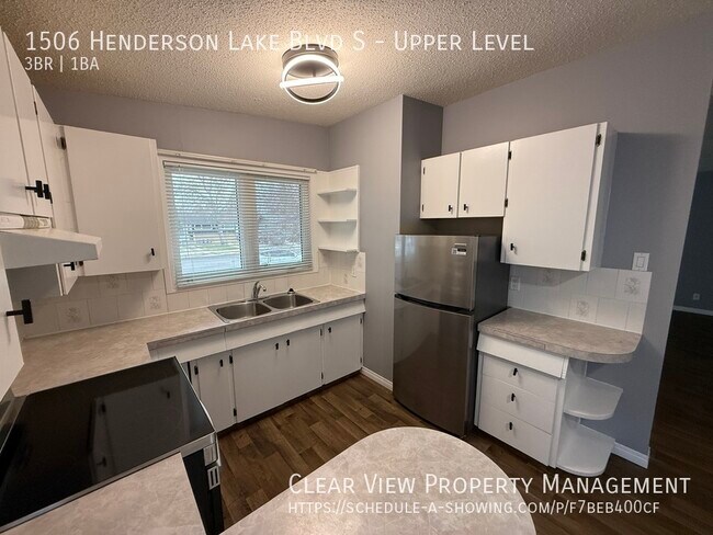 Building Photo - Centrally located 3 bedroom, 1 bathroom upper suite with UTILITES INCLUDED!