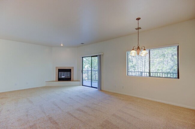 Foto del edificio - Large 3 Bedroom Townhome in Gated Community