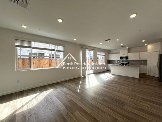 Foto del edificio - Newer Sacramento 4bd/2.5ba Home!