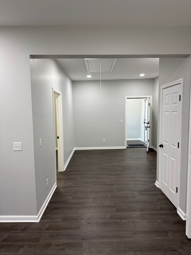 Foto del edificio - 1 Bed/1 Bath Apartment (Upstairs)