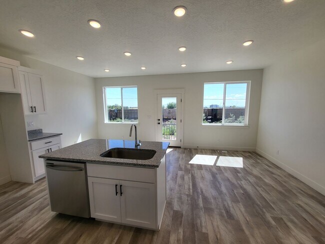 Foto del edificio - 4 bedroom Town home