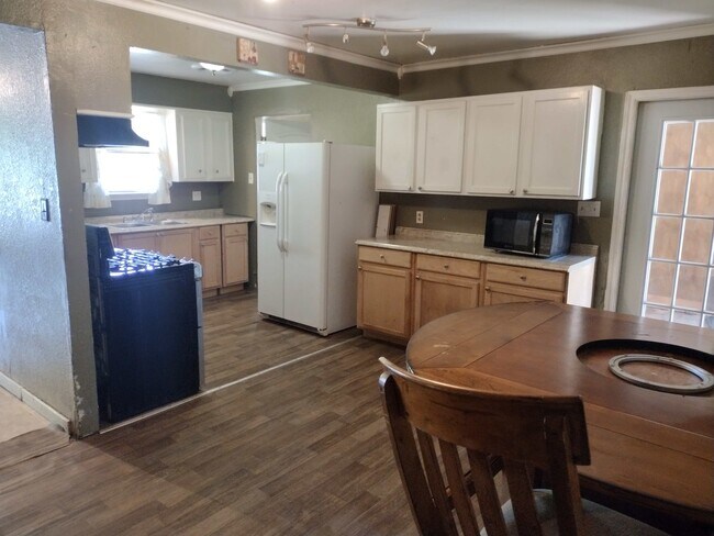 Building Photo - 1210 Cedar Dr