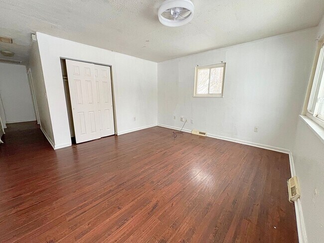 Foto del edificio - 3 bedrooms 1 bathrooms house for rent