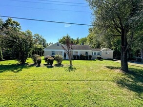 Building Photo - 11 W Hawthorne Dr
