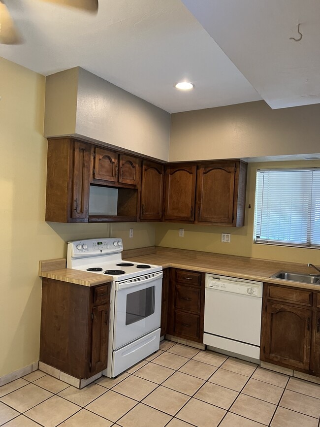 Building Photo - 4145 N Via Villas