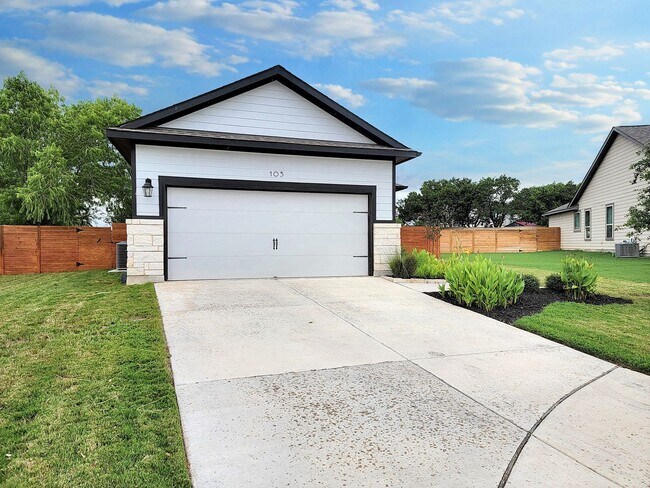 Building Photo - Comfortable One-Level 3BD/2BA with Natural...