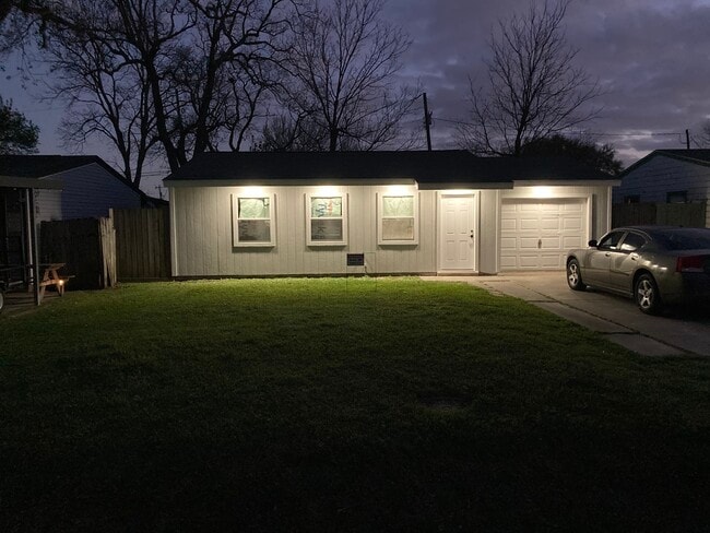 Building Photo - 2627 32nd Ave N