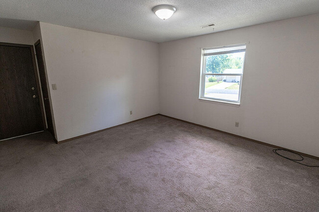 Building Photo - 440 NE Park Ln