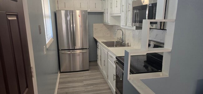 Building Photo - 300 Bonnie Blvd