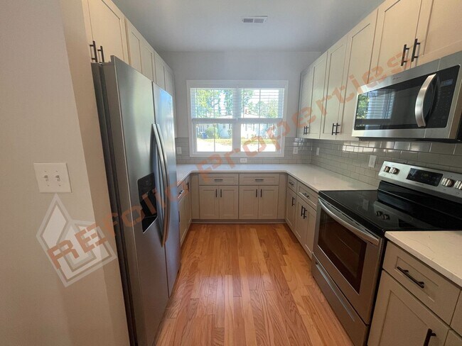Building Photo - Beautiful 2 Bedroom 2.5 Bath Townhome with...
