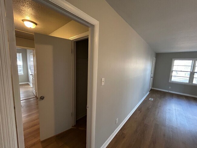 Foto del edificio - Charming 3BR brick home with Bonus Den