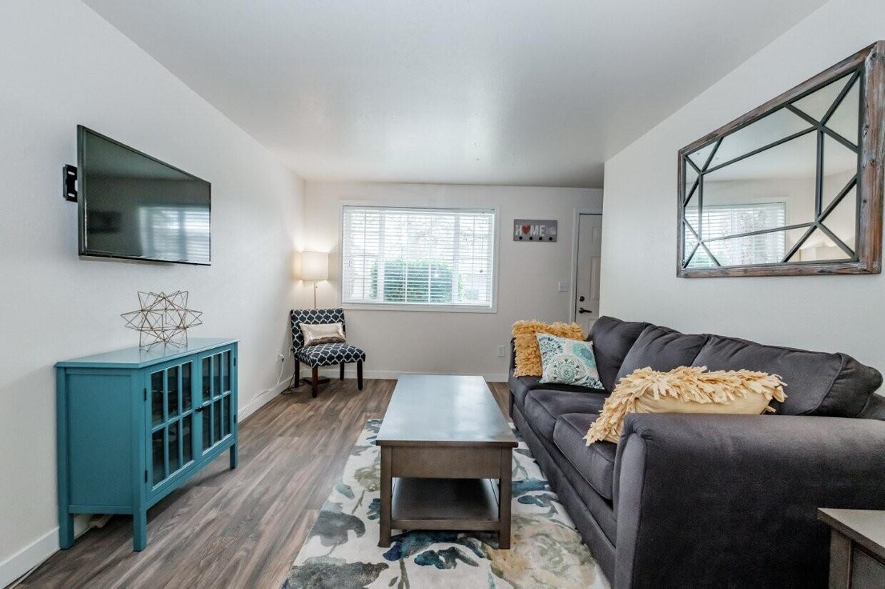 Primary Photo - Evergreen Townhouses