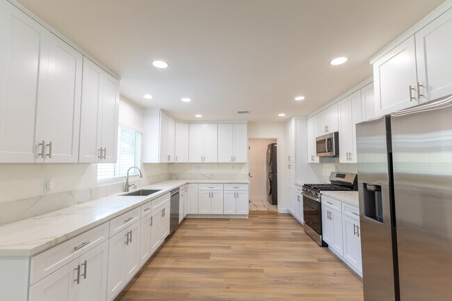 Cocina - 10342 Dempsey Ave