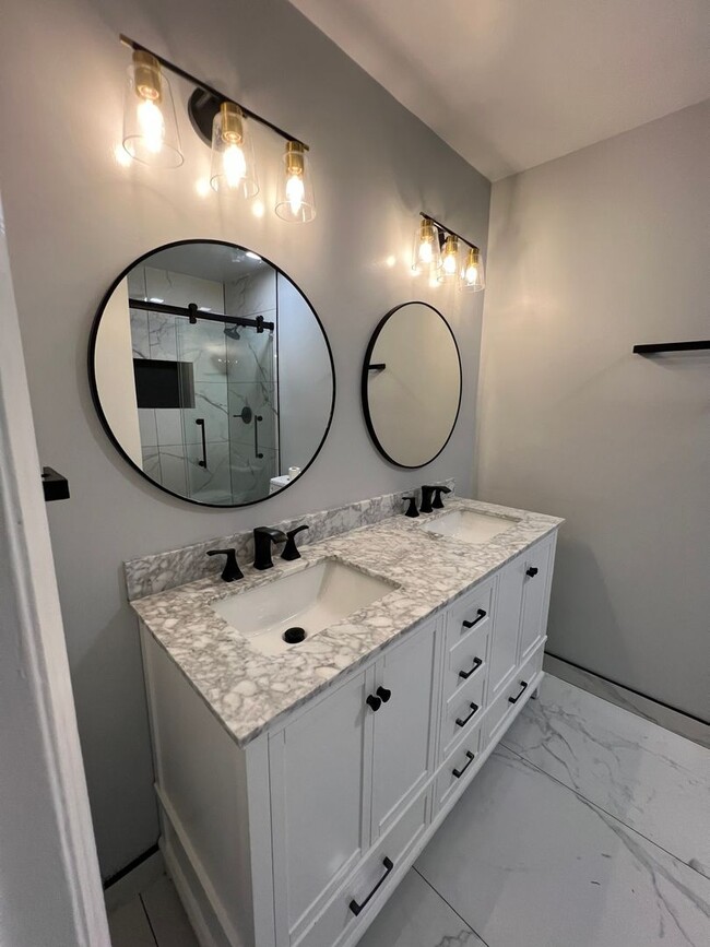 Foto del edificio - Charming, fully renovated 3BR House in Cha...