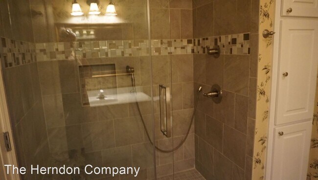 Foto del edificio - 5 br, 3 bath House - 500 Shirley Place