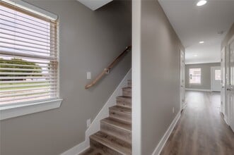 Building Photo - 250 Shady Oaks