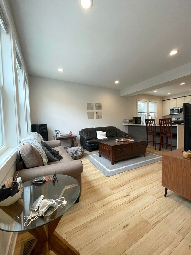 Foto del edificio - 2258 N Maplewood Ave