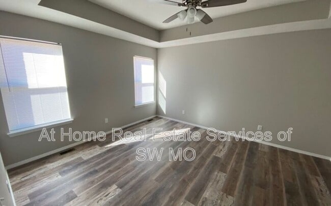 Building Photo - 202 W Canterbury Ln