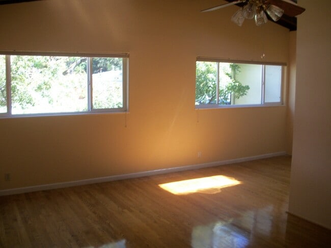 Building Photo - 2 Bedroom 2 Bathroom with Sunroom