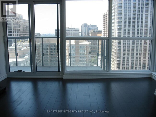 Building Photo - 386 Yonge St