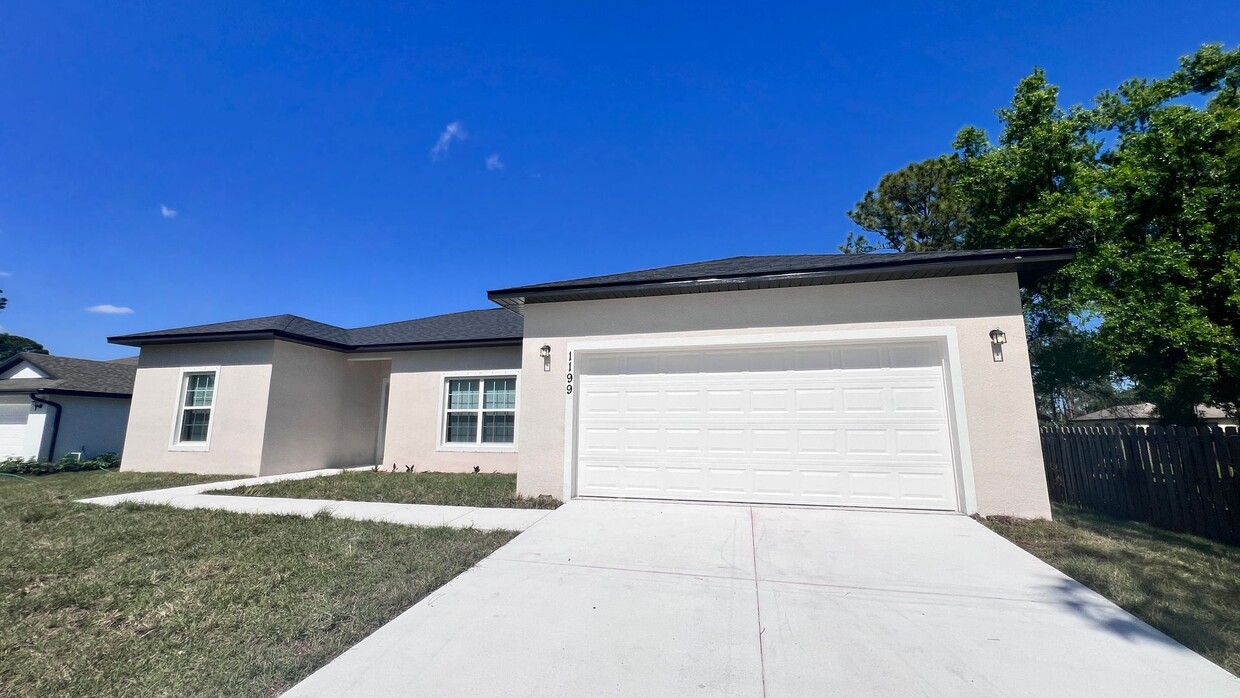 Foto principal - BEAUTIFUL 3 BD/2BA Home in Palm Bay!