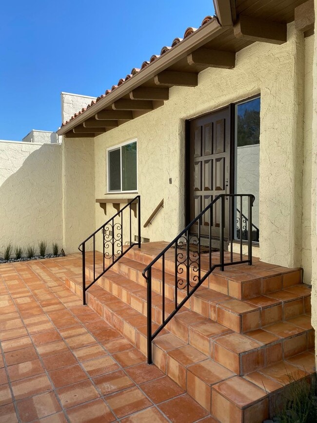 Building Photo - 4 bed, 2 1/2 bath home in the Racquet Club...