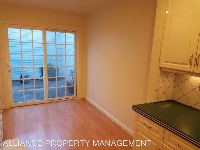 Building Photo - 2318 Lakeview Dr