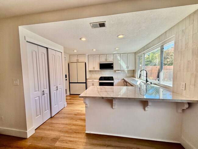 Building Photo - 310 Creekside Ct