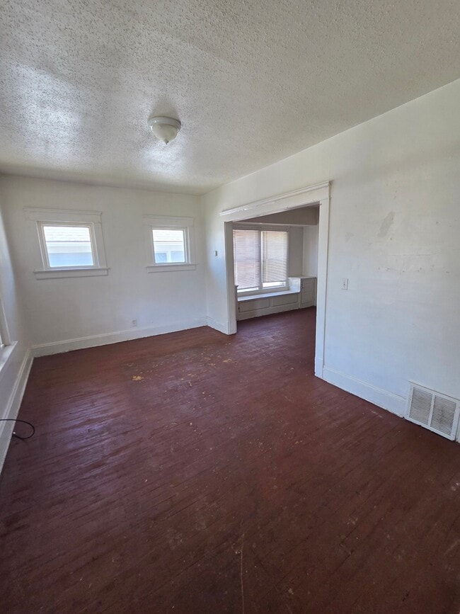 Foto del edificio - 11807 Honeydale Ave