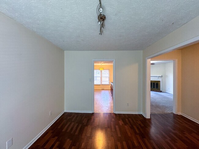 Building Photo - Lovely 3 Bed 2 Bath Home with Fenced Backyard