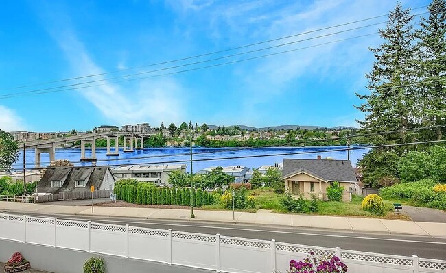 Manette Bridge - Thunderbird Apartments