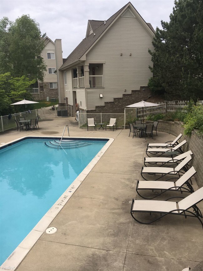 Foto del edificio - 3 br, 2 bath Condo - 857 Brandon Ave 857B