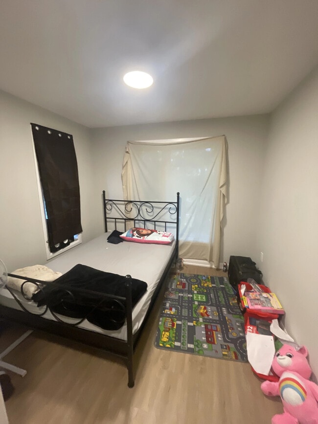 Building Photo - 708 Woolwich St