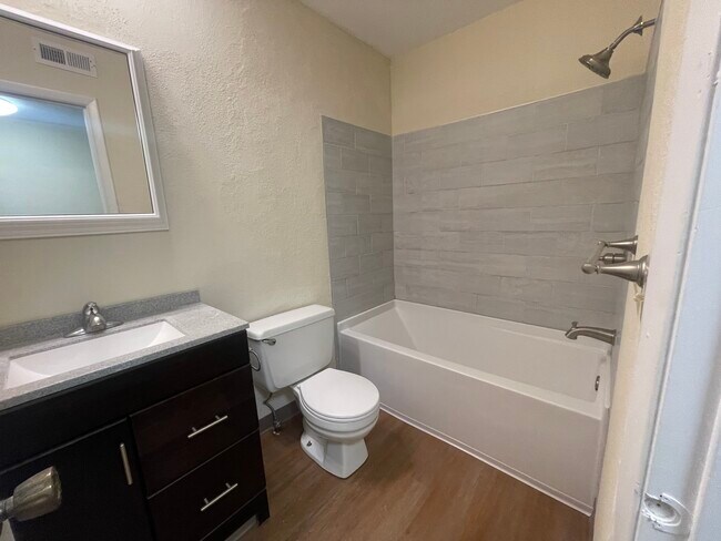 Baño recién reformado - 602 Hamlet Way