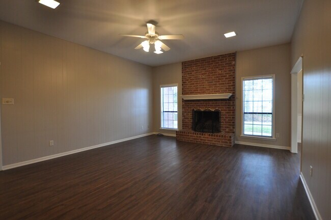 Foto del edificio - Coming Soon: Stunning 3 Bedroom, 2 Bathroo...