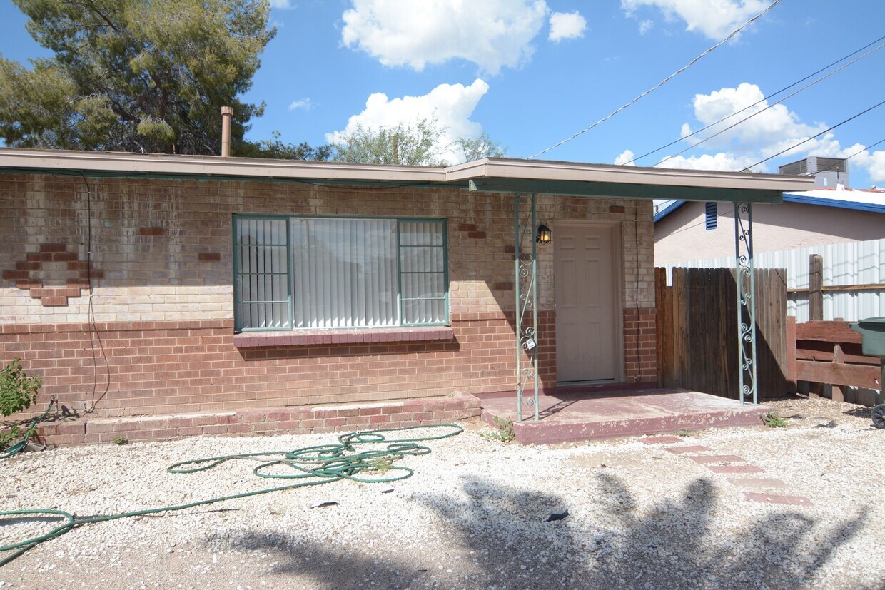 Foto principal - Remodeled 2 Bedroom 1 Bath Duplex! Great C...