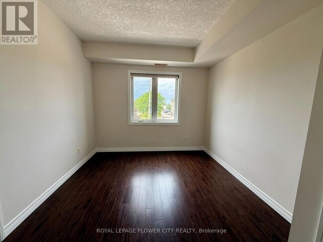 Building Photo - 886 Golf Links Rd