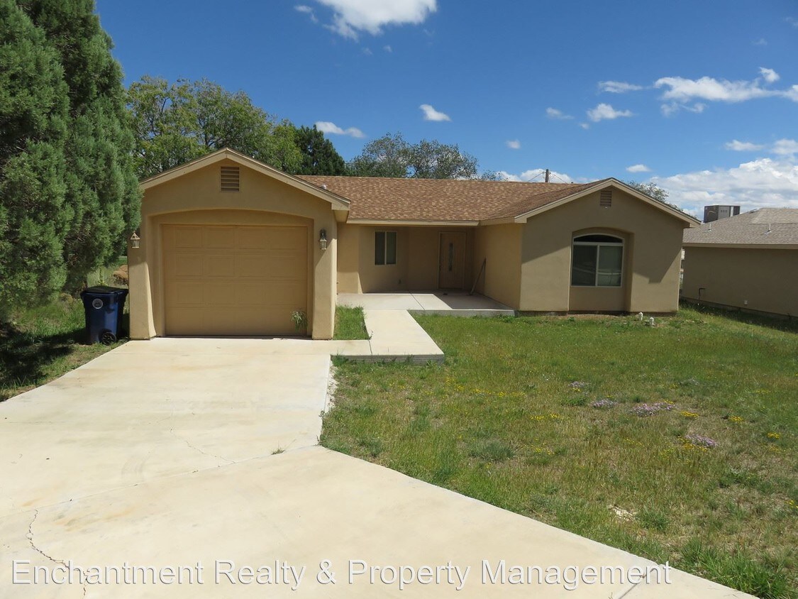 Primary Photo - 508 Los Pinos St