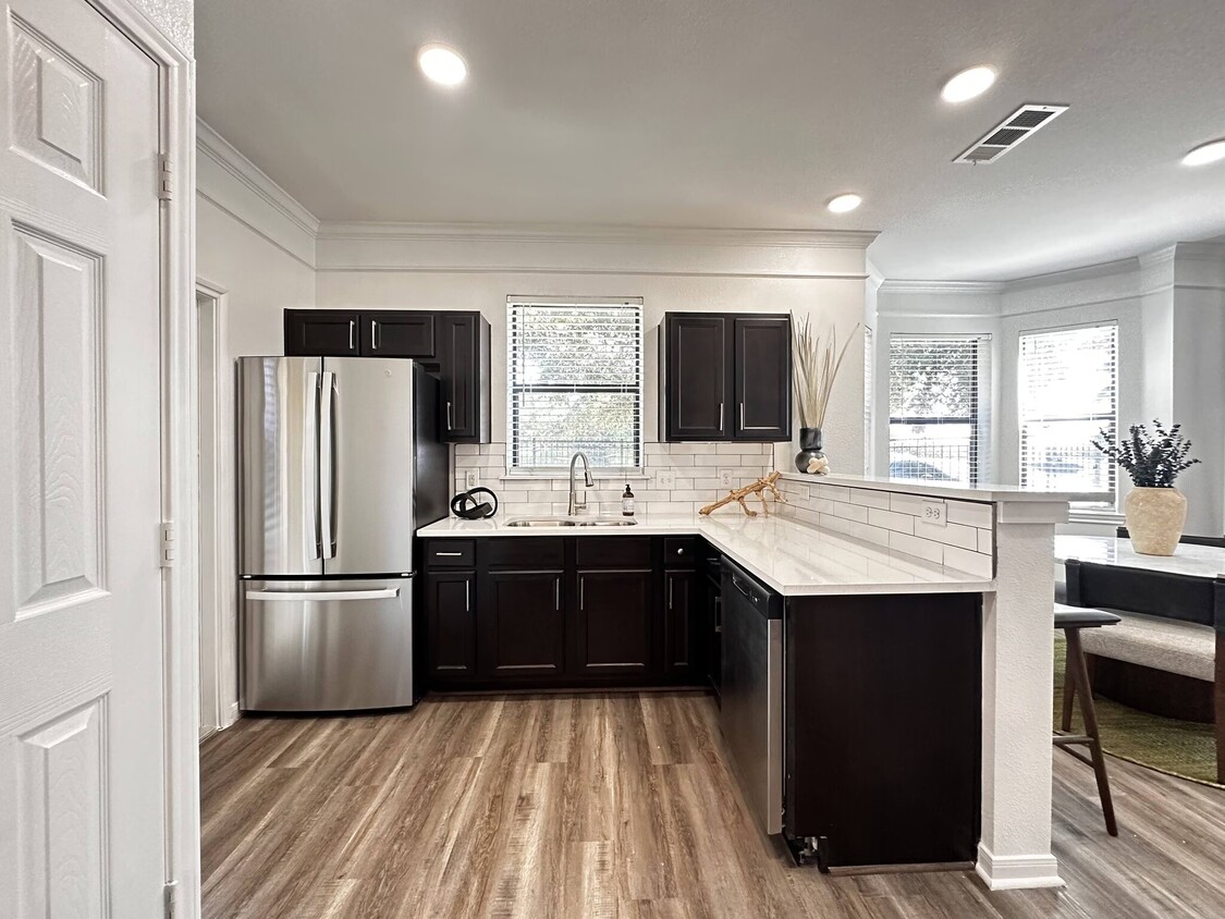 Primary Photo - Luxury + Location: Limited-Time Savings!