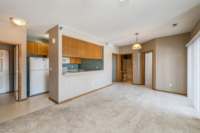 Building Photo - AFFORDABLE CONDO!! 2 Bedroom, 2 Bath Condo in Waukee